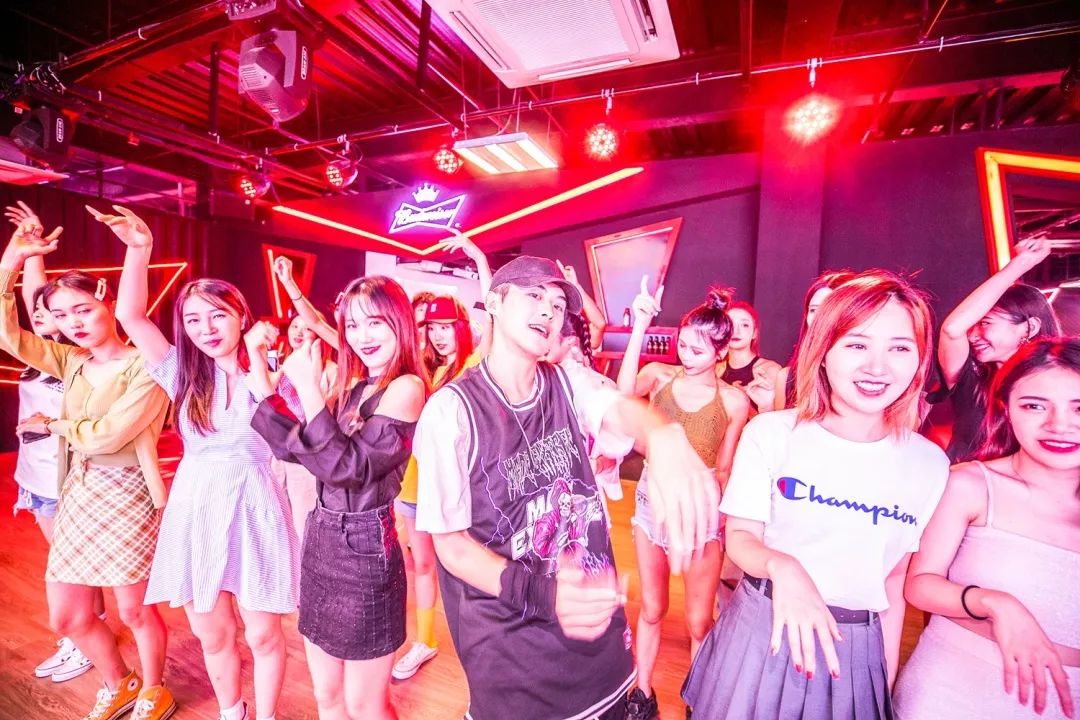 報(bào)告:我想去百威中國那個(gè)啤酒展覽館打卡品美酒佳肴|國潮范這么閃 - 第20張 - 會展活動策劃CCASY.COM 報(bào)告:我想去百威中國那個(gè)啤酒展覽館打卡品美酒佳肴|國潮范這么閃 - 第20張
