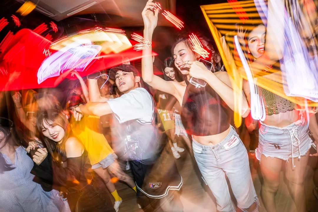報(bào)告:我想去百威中國那個(gè)啤酒展覽館打卡品美酒佳肴|國潮范這么閃 - 第21張 - 會展活動策劃CCASY.COM 報(bào)告:我想去百威中國那個(gè)啤酒展覽館打卡品美酒佳肴|國潮范這么閃 - 第21張
