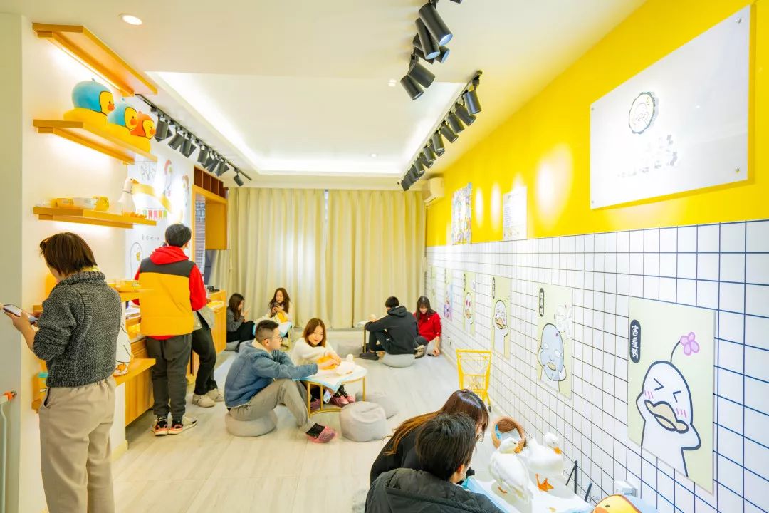 鴨鴨主題快閃店活動萌翻了，2020擼鴉不擼貓，沖鴨