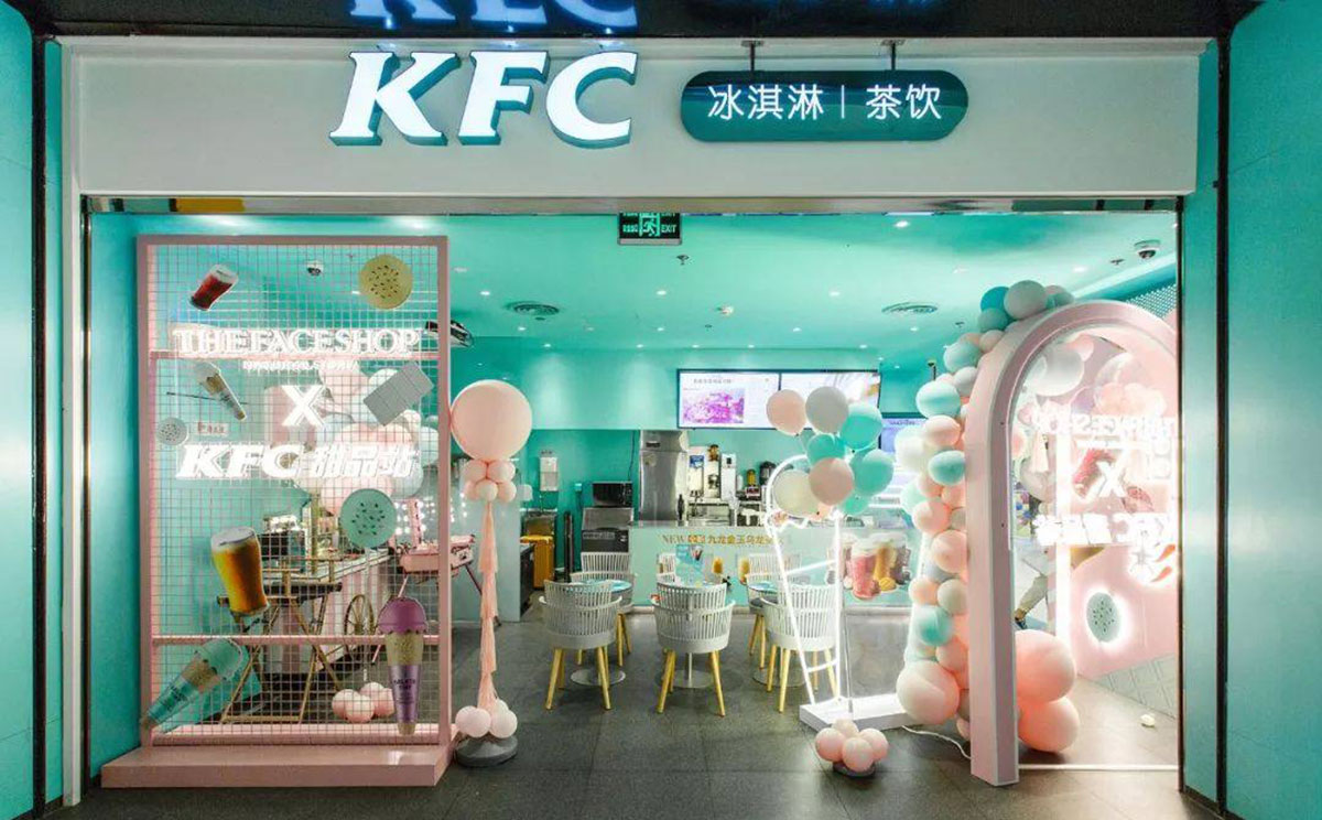 菲詩(shī)小鋪的美妝快閃店策劃拉上了KFC一起玩起了跨界合作