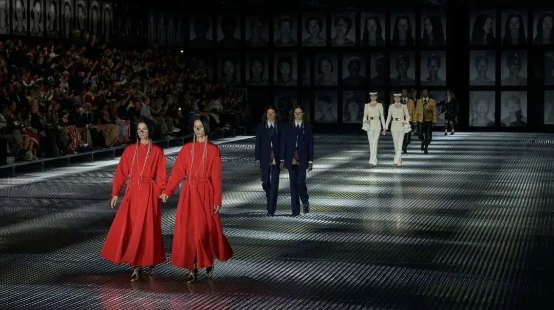 主題為「Twinsburg」GUCCI 2023春夏系列發(fā)布會(huì)活動(dòng)策劃太震撼了 - 第4張 - 會(huì)展活動(dòng)策劃CCASY.COM 主題為「Twinsburg」GUCCI 2023春夏系列發(fā)布會(huì)活動(dòng)策劃太震撼了 - 第4張