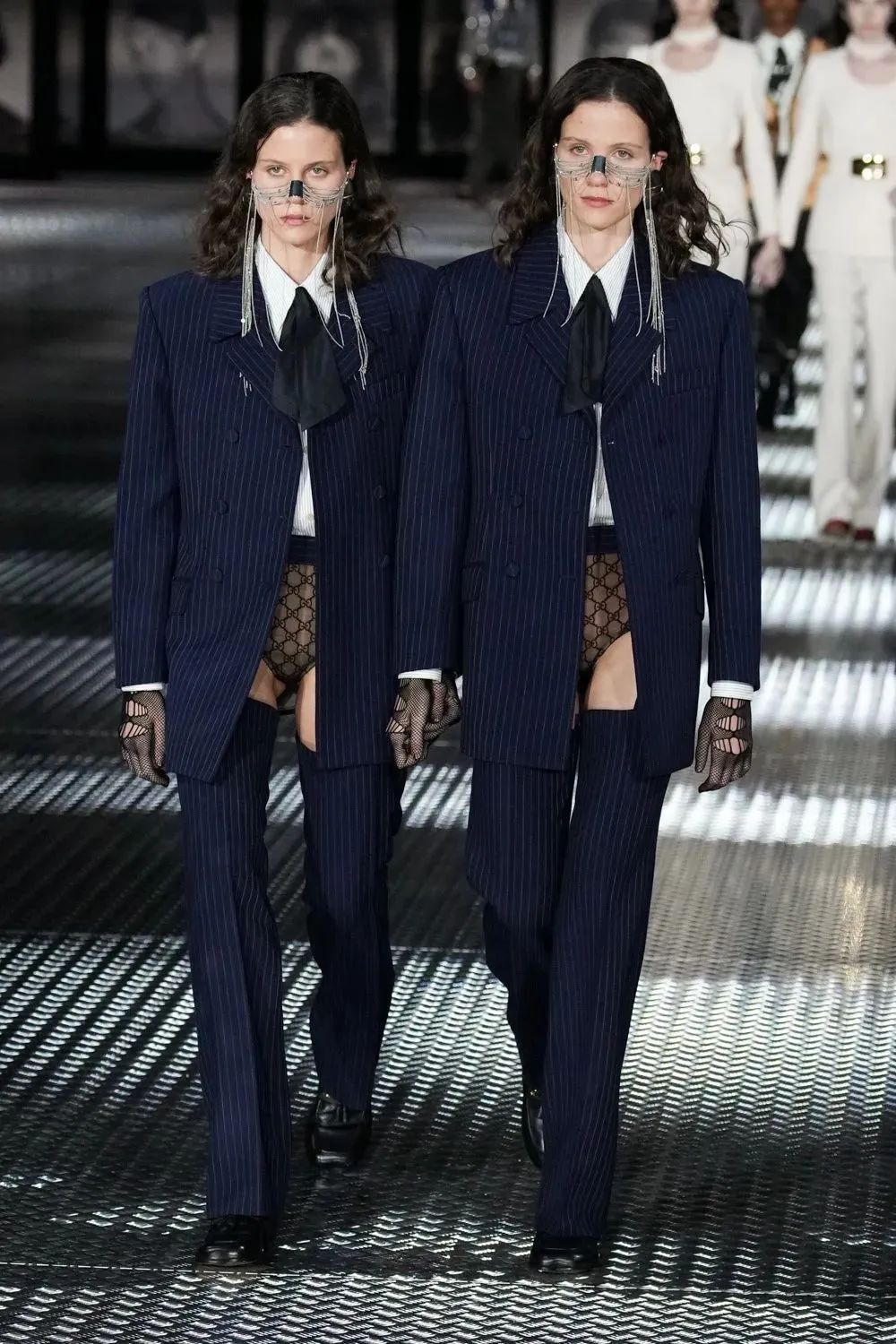 主題為「Twinsburg」GUCCI 2023春夏系列發(fā)布會(huì)活動(dòng)策劃太震撼了 - 第6張 - 會(huì)展活動(dòng)策劃CCASY.COM 主題為「Twinsburg」GUCCI 2023春夏系列發(fā)布會(huì)活動(dòng)策劃太震撼了 - 第6張