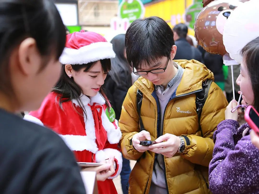 通訊軟件LINE這波圣誕營(yíng)銷活動(dòng)策劃創(chuàng)下了驚人的下載量 - 第13張 - 會(huì)展活動(dòng)策劃CCASY.COM 通訊軟件LINE這波圣誕營(yíng)銷活動(dòng)策劃創(chuàng)下了驚人的下載量 - 第13張